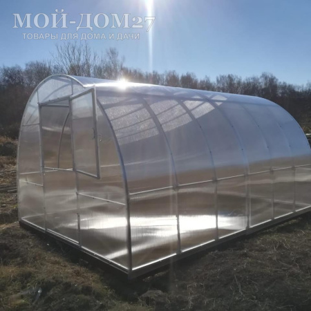 Теплица Крепче Усиленная 4 метра с поликарбонатом | Мой-Дом27 | Каркас изготовлен из оцинкованной замкнутой трубы 30*20 мм.<br>
 Ширина - 3 метра. Высота - 2,1 метра. Длина 4 метра. <br>
 Выдерживаемая снеговая нагрузка - 230 кг/м2. Выдерживаемая ветровая нагрузка - до 28 м/с.<br>
 <b>ЦЕЛЬНОСВАРНЫЕ ТОРЦЫ и ДУГИ. Расстояние между дугами 0,65 метра.</b><br>
 Толщина металла дуг 1 мм. Ширина двери 0,96 метра.<br>